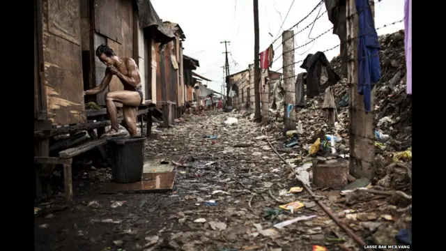 Retratada pelo fotógrafo Lasse Bak Mejlvang, Smokey Moutain é uma comunidade que cresceu no local onde antigamente funcionava um lixão na área central da Manila, nas Filipinas.