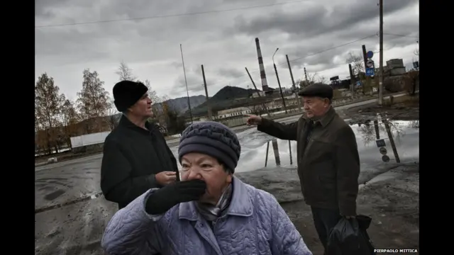 Na foto, moradores de Karabash, na Rússia, foram retratados pelo fotógrafo Pierpaolo Mittica.