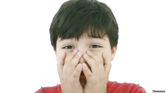 A menudo, a los niños con mutismo selectivo se les suele definir como niños tímidos, pero no siempre es así.