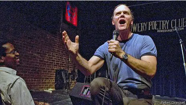 Тейлор Мали читает поэму