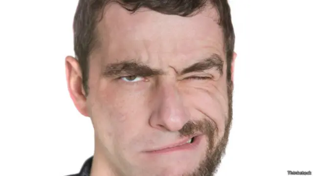 Rostro con media barba