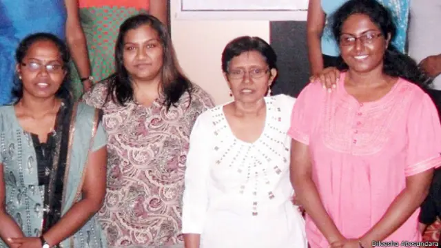 'කාන්තාවන්ට විශේෂිත වූ පහසුකම් සැපයීම ඉතාම අවම මට්ටමක තියෙන්නේ'- දිලීෂා අබේසුන්දර (දකුණේ) මාධ්‍යවේදිනියන් පිරිසක් සමඟ. 