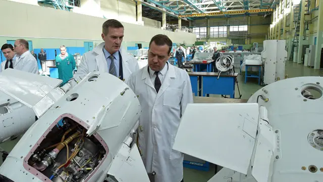 Премьер-министр РФ Дмитий Медведев на ракетоном предприятии в Королеве