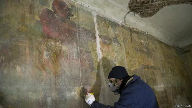 Реставратор перед фреской Василия Маслова