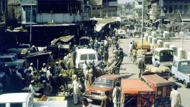 د زوړ پېښور مالکان خو افغانانو ته خوشحاله وو چې د هغوی په روپو یې کار روان کړو او په هغوی یې د خپلې خوښې په کرایه او اډوانس خپل ځانونه شته کړل.
