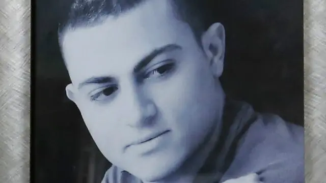 په خپره شوې وېډیو کې یو ۱۲ کلن ماشوم پر نیول شوي محمد سعید اسمعیل مسلّم ډزې کوي.