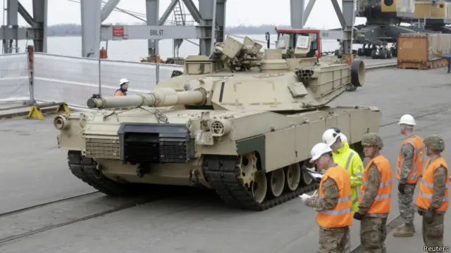 Xe tăng Abrams MBT đến cảng Riga vùng Baltic