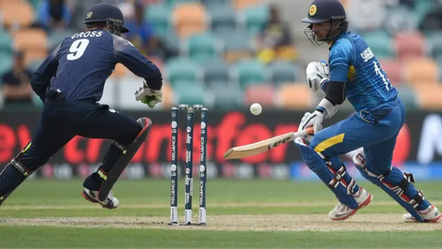 سکاٹش وکٹ کیپر میتھیوز کراس سنگارا کو آؤٹ کرنے کی کوشش کرتے ہوئے۔