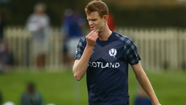 سکاٹ لینڈ کے ایونز نے دو وکٹیں حاصل کیں ، انھوں نے تھریمانے اور پرسنّا کو آؤٹ کیا۔ تاہم وہ اپنی ٹیم کے مہنگے ترین بولر ثابت ہوئے جنھوں نے دس اووروں میں 72 رنز دیے۔