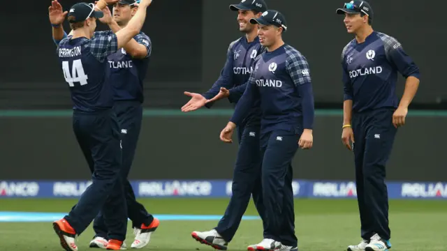 جے وردنے کو فقط دو رنز پر آؤٹ کرنے پر سکاٹ لینڈ کے کھلاڑی خوشی کا اظہار کر رہے ہیں۔