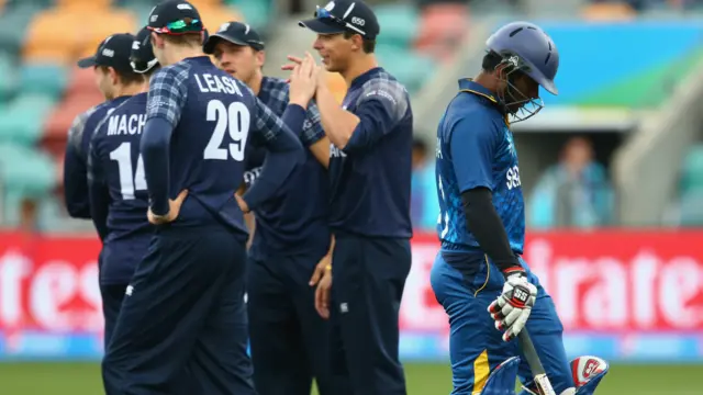 پرسنّا سری لنکا کے 363 کے مجموعے میں صرف دو رنز کا حصہ ڈال سکے۔ وہ ایونز کا شکار بنے۔