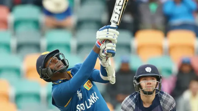 میتھوز نے صرف 20 گیندوں پر 51 رنز بنا کر ورلڈ کپ کرکٹ کی تاریخ کی دوسری تیز ترین نصف سینچری داغ دی۔ انھیں مچن نے آؤٹ کیا۔