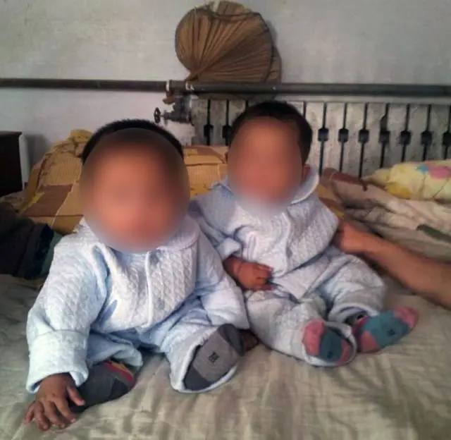 اټکل دی، چې هر کال په چین کې شاوخوا شل زره کوچني ماشومان تښتول کېږي، چې زیاتره یې بیا د پېردونکو او پلورونکو ترمنځ د پیسو مقابل کې معاملې ته برابرېږي.