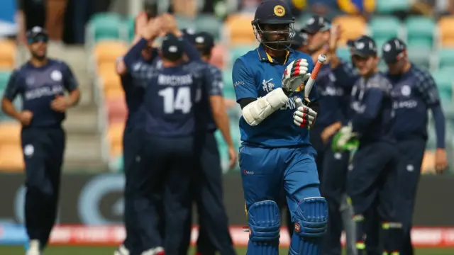 سری لنکا کے اوپنر لہیرو تھریمانے چار رنز بنانے کے بعد ہی ایلسڈیئر ایونز کی گیند پر کیچ آؤٹ ہو گئے۔ 