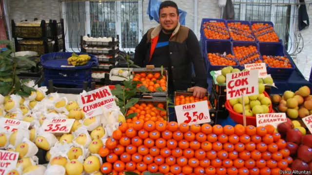Pazarda, “Dolar etkilemez olur mu, zam geldi, alım gücü düştü” diyen de var, “Ekonomi iyi” diyen de.