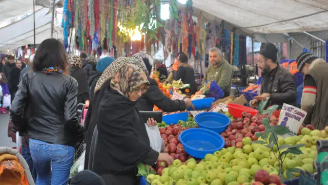 Bağcılar Pazarı’nda alışveriş yapan Fatma Hanım, “Zamlar zenginleri etkilemez ama bizleri etkiler” diye konuşuyor. 