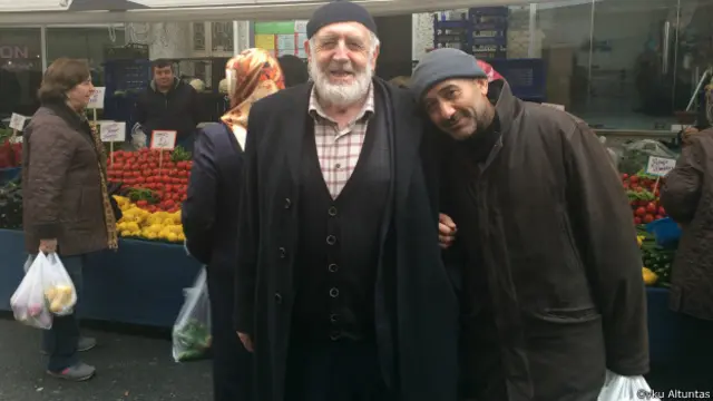 75 yaşındaki Bekir Dede, “Bu millet var ya nankör! Bu bolluk bereket nerede? Fiyatlar normal” diyor.