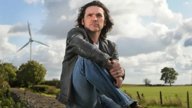 ڈیل ونس کے اثاثوں کی مالیت 10 کڑوڑ پاونڈ سے ذیادہ ہے۔