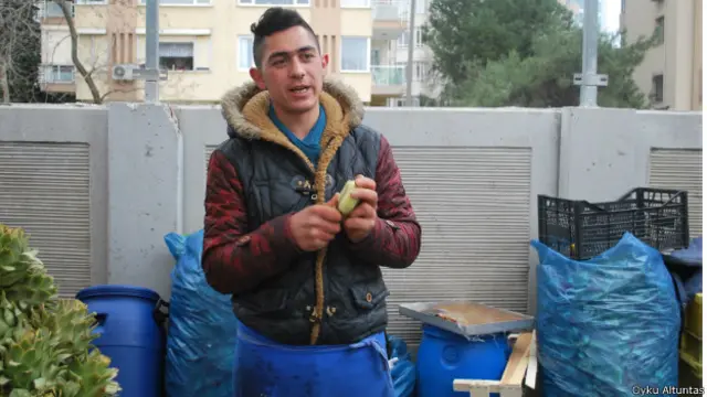 Göztepe'de enginarcı Mahsum, “3,5 TL’ye alıyoruz ama 5 TL’ye satamıyoruz, millet almıyor” diyor.