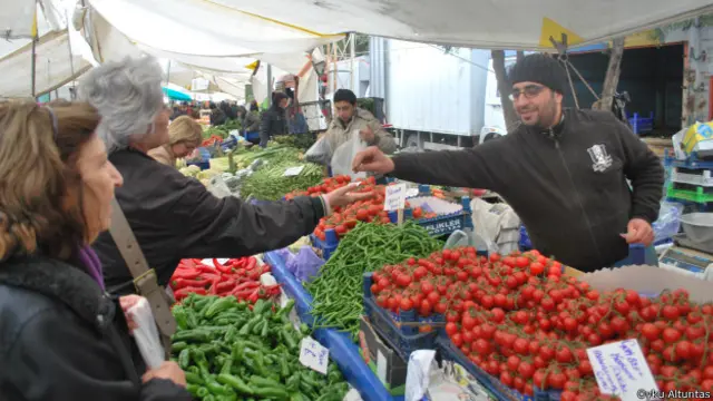 Tezgahtar Ersin, “İşler kötü ama dolarla ilgisi yok. Kar yağdı, kırağı vurdu, mal yok diye pahalı” diyor. 