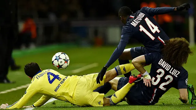 انتقد مورينيو أداء لاعبي باريس سان جيرمان (يمين) في المباراة مع فريقه