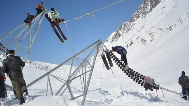 در نتیجه تخریب ۹ پایه برق در اثر برفکوچ/بهمن در تاریکی فرورفت