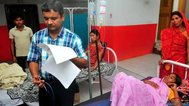 یہ ڈاکٹر جوڑا روزانہ کی بنیاد سینکڑوں مریضوں کا سستا علاج کرتا ہے۔