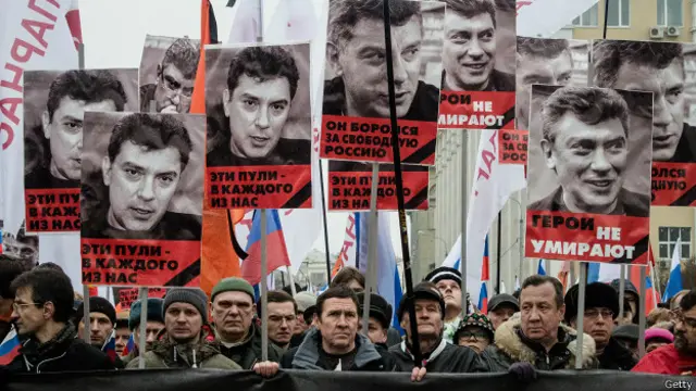 Люди с плакатами на траурном марше в память Бориса Немцова