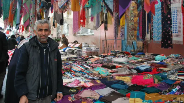 Kumaş satan Halil Türiş, “Halkın alım gücü zayıflamadı, sor bak herkesin evinde kaç tane 2 bin TL'lik telefon var?” diyor.