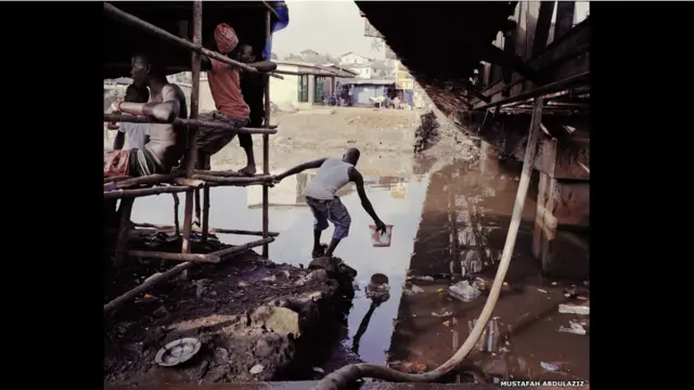 O fotógrafo americano Mustafah Abdulaziz foi o grande vencedor do Syngenta Photography Award ("Prêmio de Fotografia da Syngenta") deste ano, cujo tema foi escassez e desperdício. Seu ensaio, intitulado Water ("Água"), é descrito como uma exploração fotográfica de um recurso natural em crise.