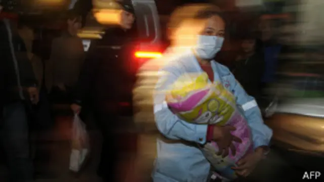 စီချွမ်ပြည်နယ်မှာ မှောင်ခိုသူတွေ လက်ထဲကနေ ပြန်လည် ကယ်တင်နိုင်ခဲ့တဲ့ ကလေးတစ်ဦးကို ဆေးရုံကို ခေါ်လာစဉ်