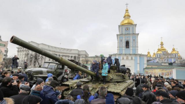 Захваченный российский танк на выставке в Киеве 