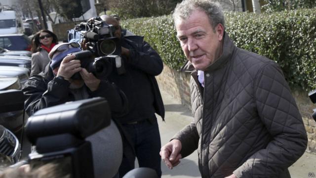 Jeremy Clarkson, considerado como el líder de facto del programa, recibió una advertencia de la BBC por sus anteriores controversias.