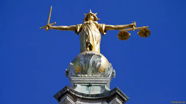 Фигура фемиды над зданием Выского суда в Лондоне