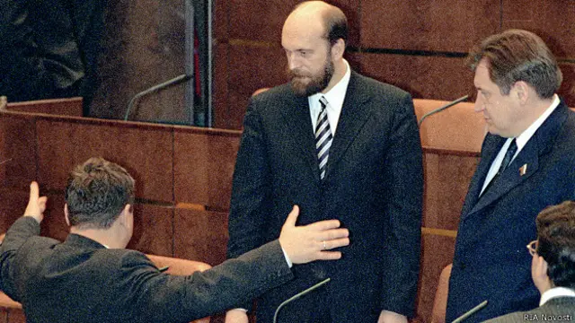 Сенатор Сергей Пугачев (в центре)