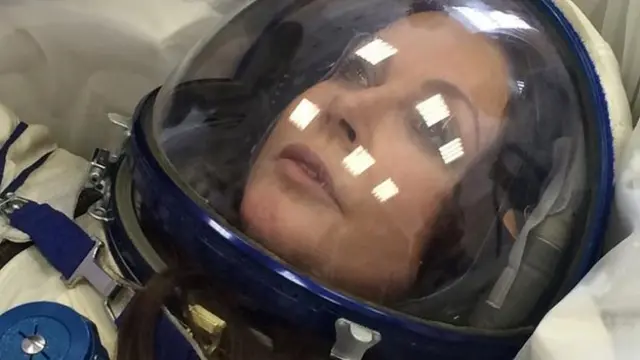 布莱曼在航天中心学习执行各种科学实验任务，其中一项是测试无重状态对她的声音的影响。 