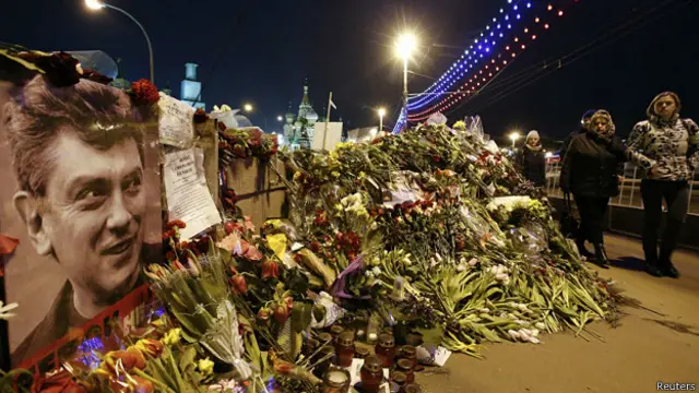 Цветы на месте убийства Бориса Немцова