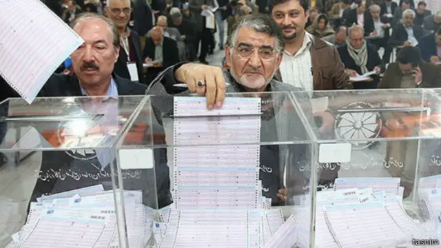 یحیی آل اسحاق در حال انداختن برگه رای انتخابات اتاق بازرگانی تهران