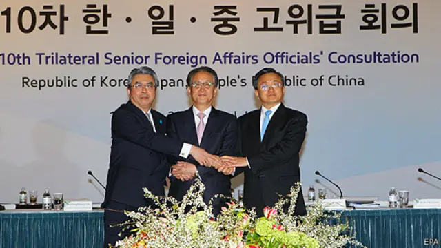 日本外务省审议官杉山晋辅（左），韩国外交部次官补（部长助理）李京秀（中）和中国副外长刘振民（右）在会谈之前握手合影。