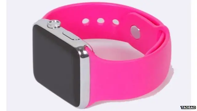 Uno de los modelos presume de una correa rosa, que no está en el original.