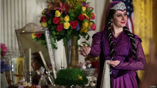 یکی از رقصندگان در کنار هفت سین