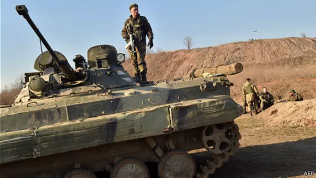 乌克兰政府军士兵守卫该国东部前线阵地。