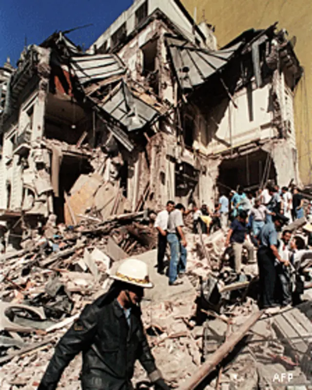 Atentado contra la embajada.