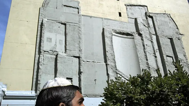 El relieve de la exembajada de Israel, destruida en 1992.