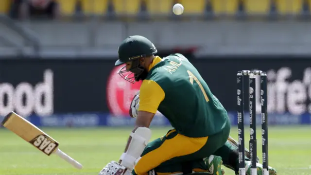 آملہ پہلے ہی اوور میں ایک خطرناک گیند ہاتھ پر لگنے کے بعد کچھ ڈرے ڈرے نظر آئے اور جلد ہی آؤٹ ہوگئے۔