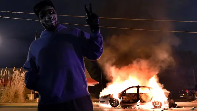 اپریل میں ہی امریکہ کی ریاست میری لینڈ کے شہر بالٹیمور میں پولیس کی حراست میں ایک سیاہ فام شہری کی ہلاکت کے خلاف پرتشدد مظاہروں کے بعد کرفیو نافذ کر دیا گیا تھا