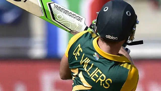 ڈی ویلیئرز نے ایک بار پھر عمدہ بیٹنگ کی اور 82 گیندوں میں چھ چوکوں اور چار چھکوں کی مدد سے 99 رنز بنائے۔ ان کا کیچ امجد جاوید نے کامران شہزاد کی گیند پر پکڑا