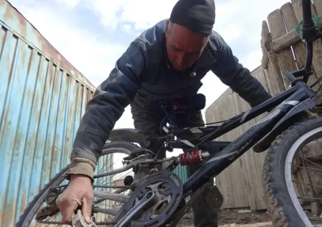 مرزا حسین اب بامیان میں سائیکلوں کی مرمت کی دکان چلاتے ہیں