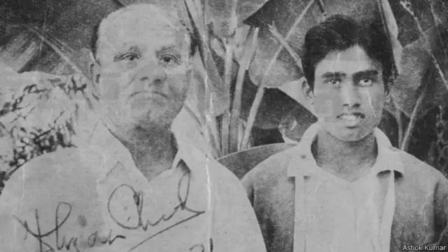 ध्यानचंद अपने बेटे अशोक कुमार के साथ