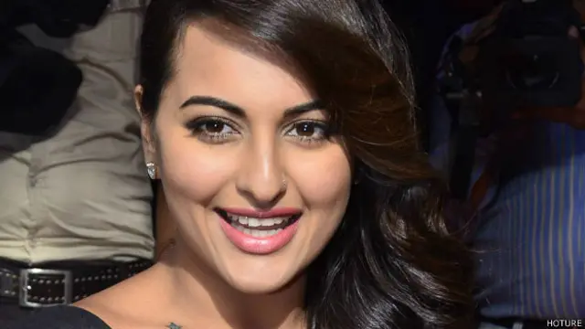 سوناکشی سنہا کی آنے والی فلم اکیرا ہے جس میں ان کے والد بھی اداکاری کر رہے ہیں